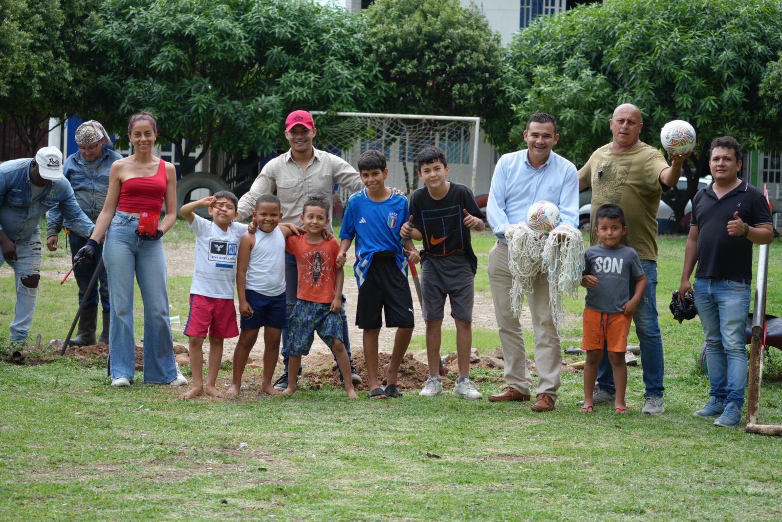 ¡Trabajando en equipo por un parque más limpio y bonito en Llano Vargas!